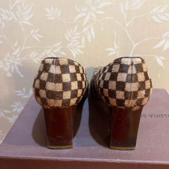 Louis Vuitton Damier Pattern Fur Heeled Shoes - Picture 6 of 7